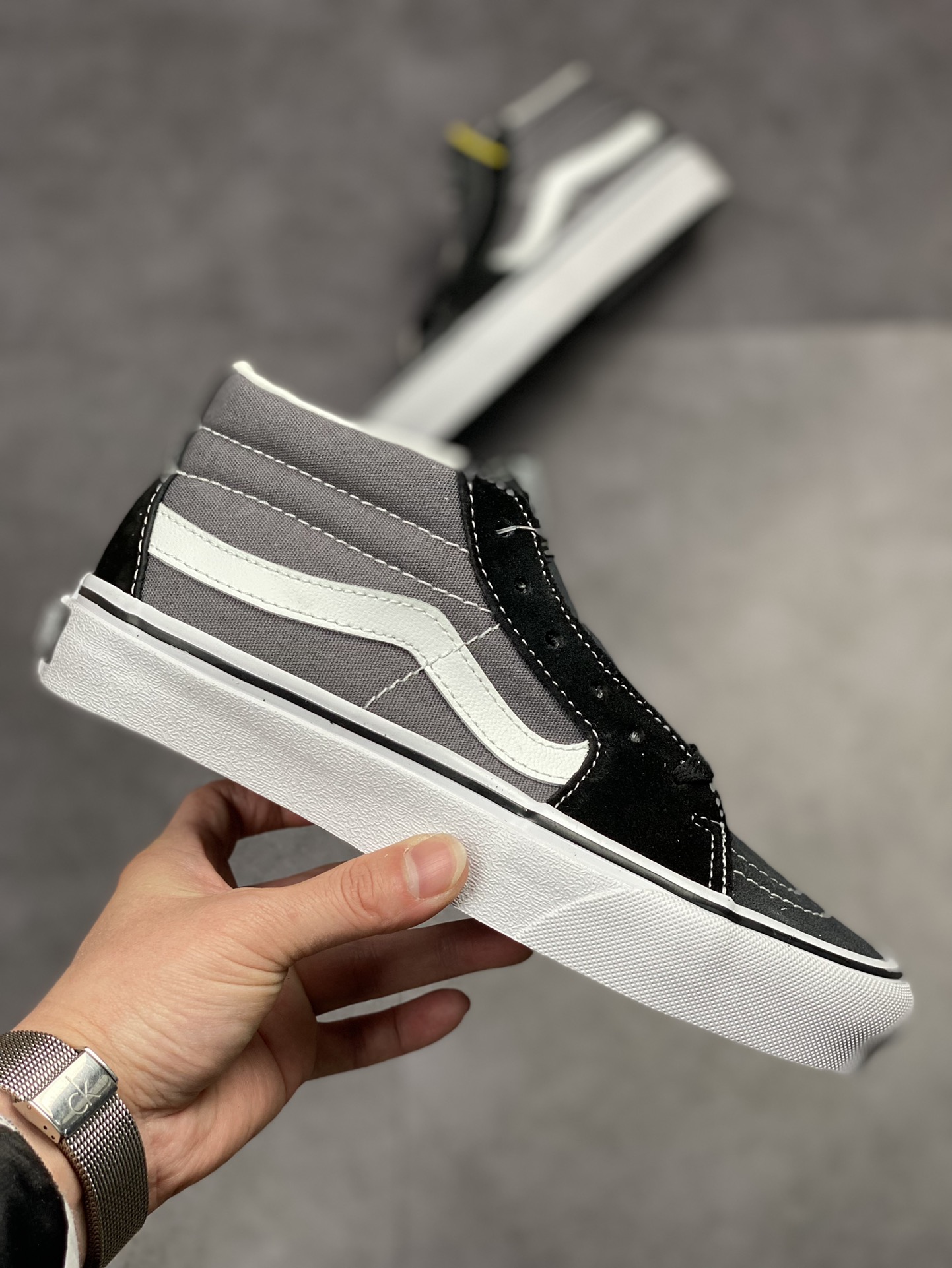Vans SK8 Mid Vans black and gray color matching retro casual non-slip men's and women's mid-top canvas shoes skateboard shoes