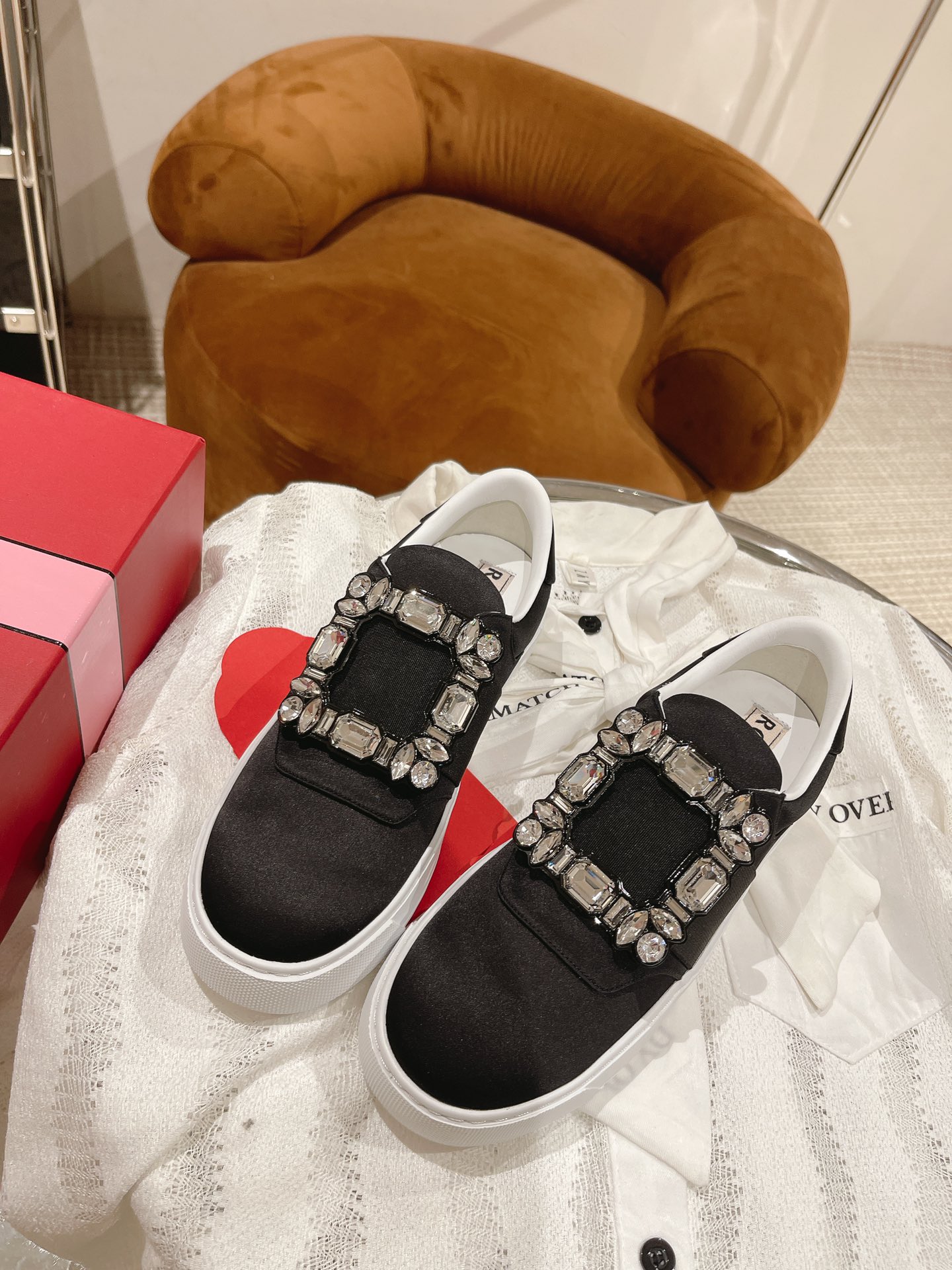 NO:616833,' | The new series of Yunduo square diamond golf white shoes is launched at the counter. ★★★★★ Be sure to purchase top-notch products! Produced by Taiwan-funded factories! Original custom-made calfskin upper with original molded diamond decoration. Specific water-dyed hybrid soft sheepskin lining inside. Outsole. Original molded custom foam anti-slip outsole. Shoe size: 35-40 (41 customization is not returnable)  Original counter full set of luxury packaging, casual shoes/sports shoes, sneakers, cowhide, sheepskin19860909' |  专柜新款云朵方钻高尔夫小白鞋系列上新 ★★★★★ 认准代购级别顶货！台资工厂出品！ 鞋面原版定制小牛皮配原版开模钻饰  内里特定水染混种柔软羊皮里 大底原版开模定制发泡防滑大底 鞋码:35-40（41定制不退换） 原版专柜全套豪华包装,休闲鞋/运动鞋,sneakers,cowhide,sheepskin,Women's Shoes