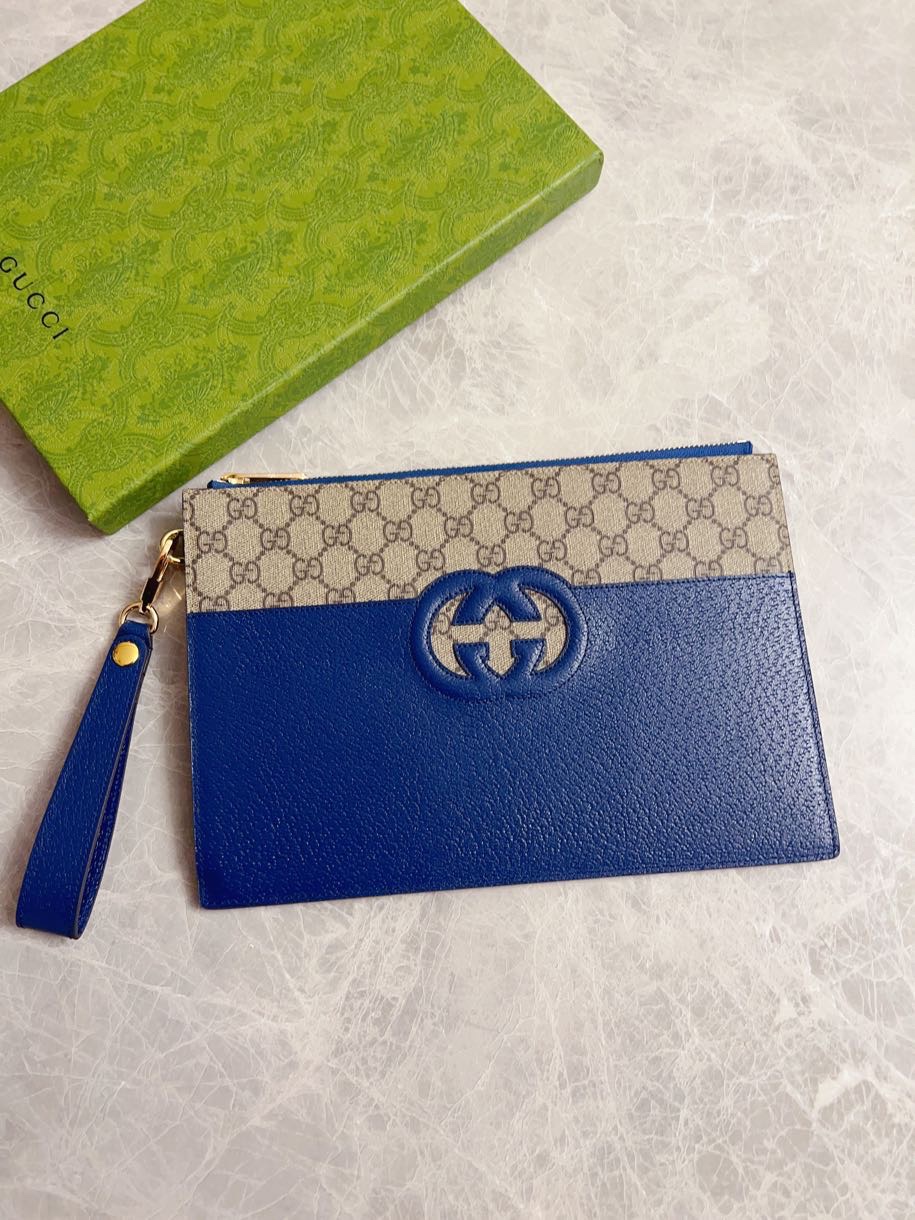 NO:671168,Gucci's latest ~ Men's handbag is embellished with hollow interlocking G details, cleverly paired with GG Supreme canvas, creating an accessory that is both modern and classic. The iconic interlocking G logo is derived from the initials of the brand's founder, Mr. Guccio Gucci, and has been constantly reinterpreted in various forms and styles. Model 723320, size 30.5x 21x 1.5cm, Gucci wallet, gucci, wallets19860909Gucci最新～男士手包缀饰镂空互扣式双G细节,巧妙搭配GG Supreme帆布,塑就兼具现代风尚与经典格调的配饰标志性互扣式双G标识该标识源自品牌创始人Guccio Gucci先生的姓名首字母,以各种形式和风格不断得到焕新演绎型号723320,尺寸30.5x 21x 1.5cm,Gucci钱包,gucci,wallets,欧美剧