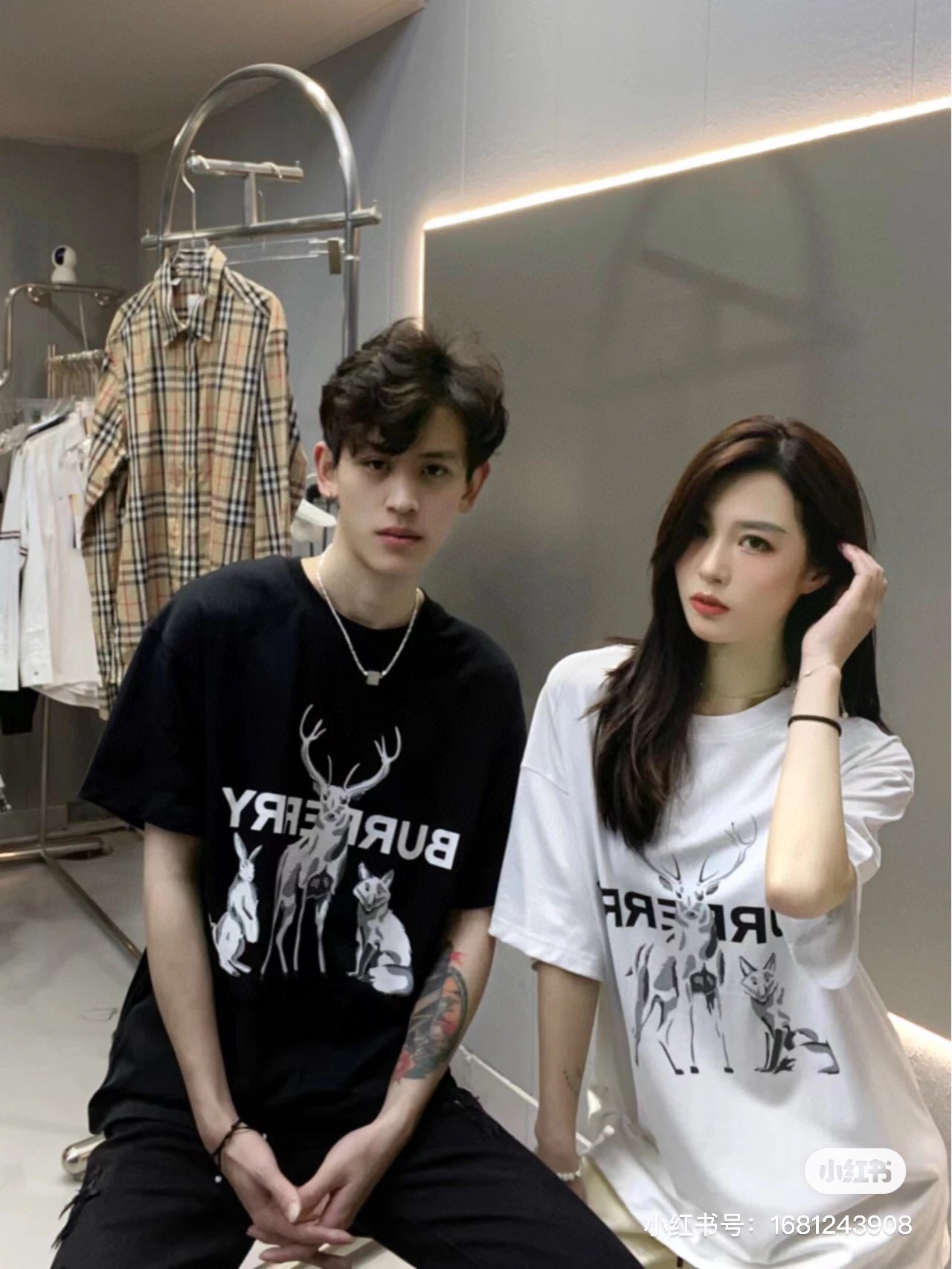 🛒购物价：88💰[原标包装吊牌齐全.260克高克重纯棉面料]品质保证质量十分不错回头客巨多.
⭐巴宝莉BURBERRY⭐️2023春夏新款小鹿🦌字母logo短袖T恤
⚠️高版本⚠️高版本⚠️
全网独家首发 百搭款细节处理完美 