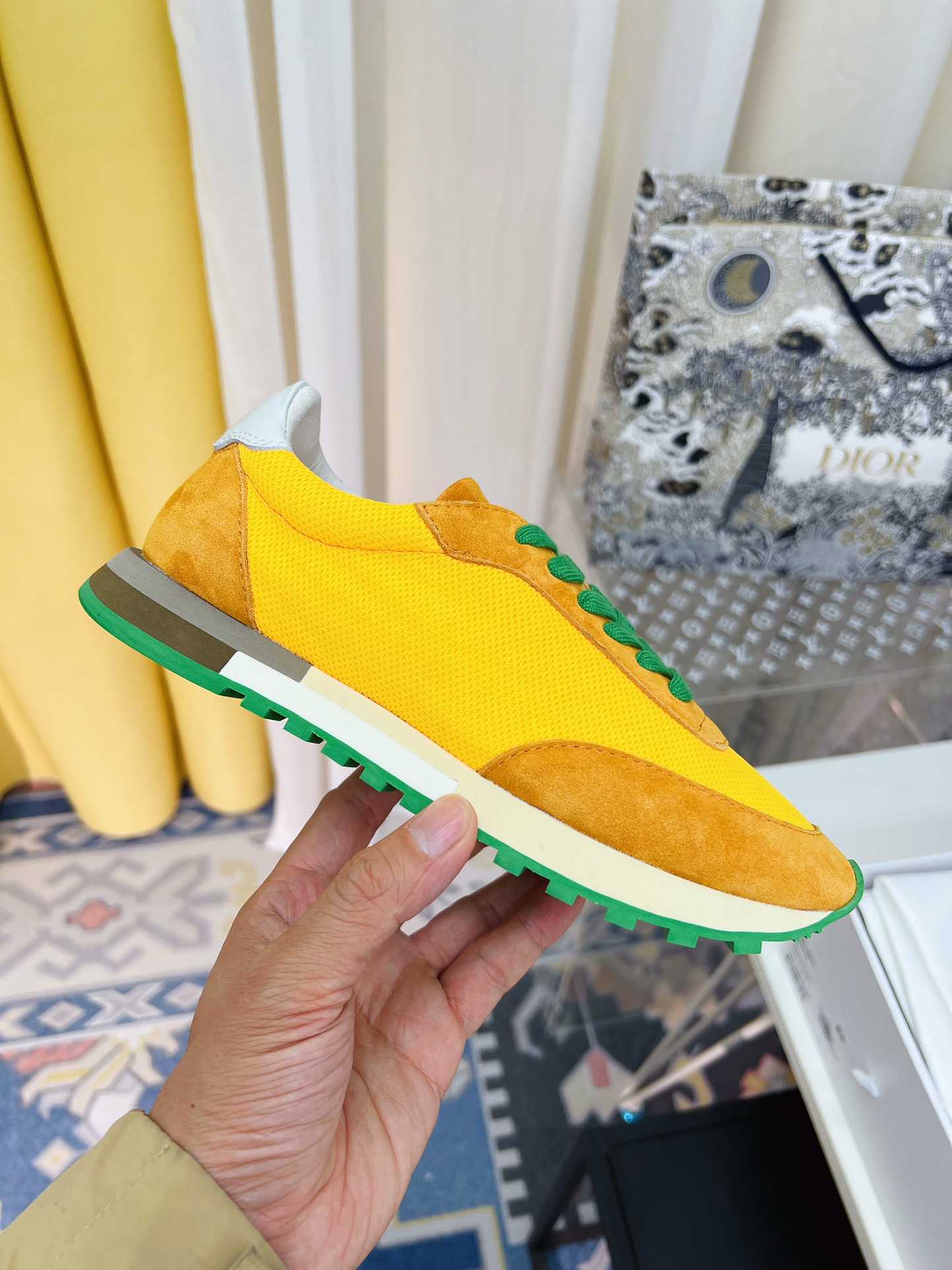 The Row: Comfortable White Sports Shoes with Simple Design and Quality Materials - 图片 8