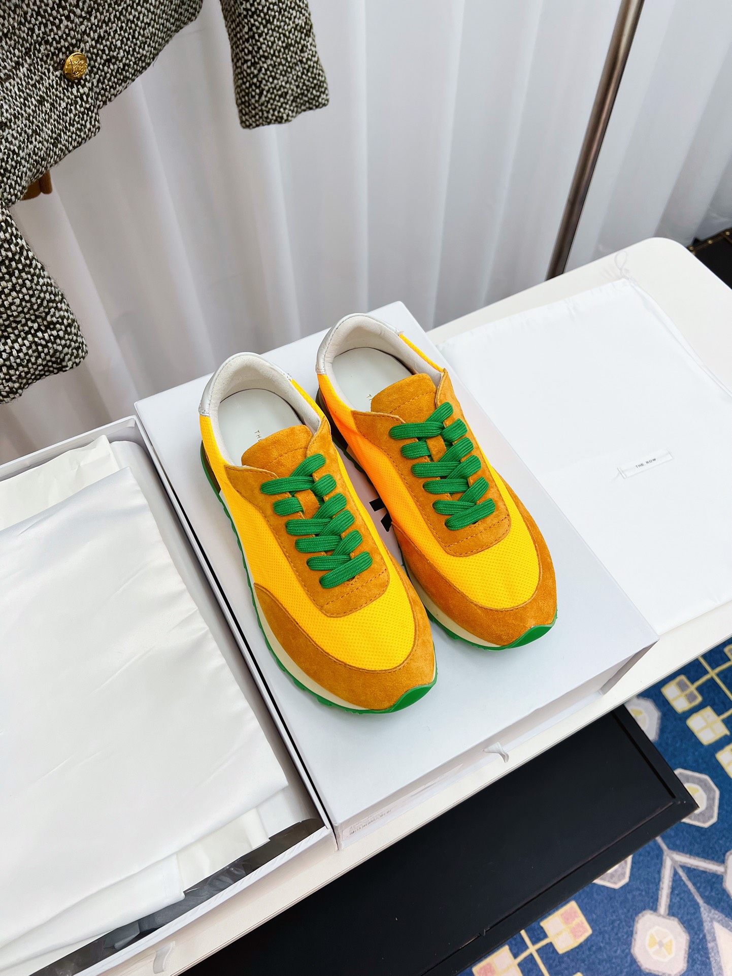 The Row: Comfortable White Sports Shoes with Simple Design and Quality Materials - 图片 2