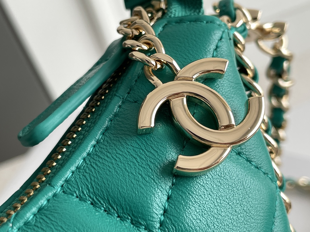 🌼白金版▪️正品级 包装如图𝗖𝗛𝗔𝗡𝗘𝗟 𝟐𝟑𝐩 月亮/月牙包 大号 本季黑马😍小羊皮和淡金的配色，月牙