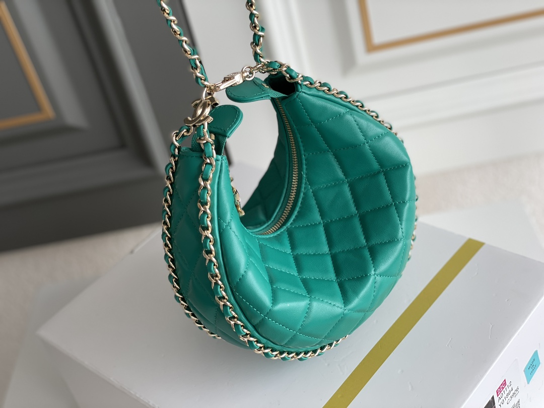 🌼白金版▪️正品级 包装如图𝗖𝗛𝗔𝗡𝗘𝗟 𝟐𝟑𝐩 月亮/月牙包 大号 本季黑马😍小羊皮和淡金的配色，月牙