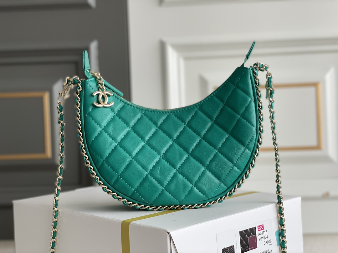 🌼白金版▪️正品级 包装如图𝗖𝗛𝗔𝗡𝗘𝗟 𝟐𝟑𝐩 月亮/月牙包 大号 本季黑马😍小羊皮和淡金的配色，月牙