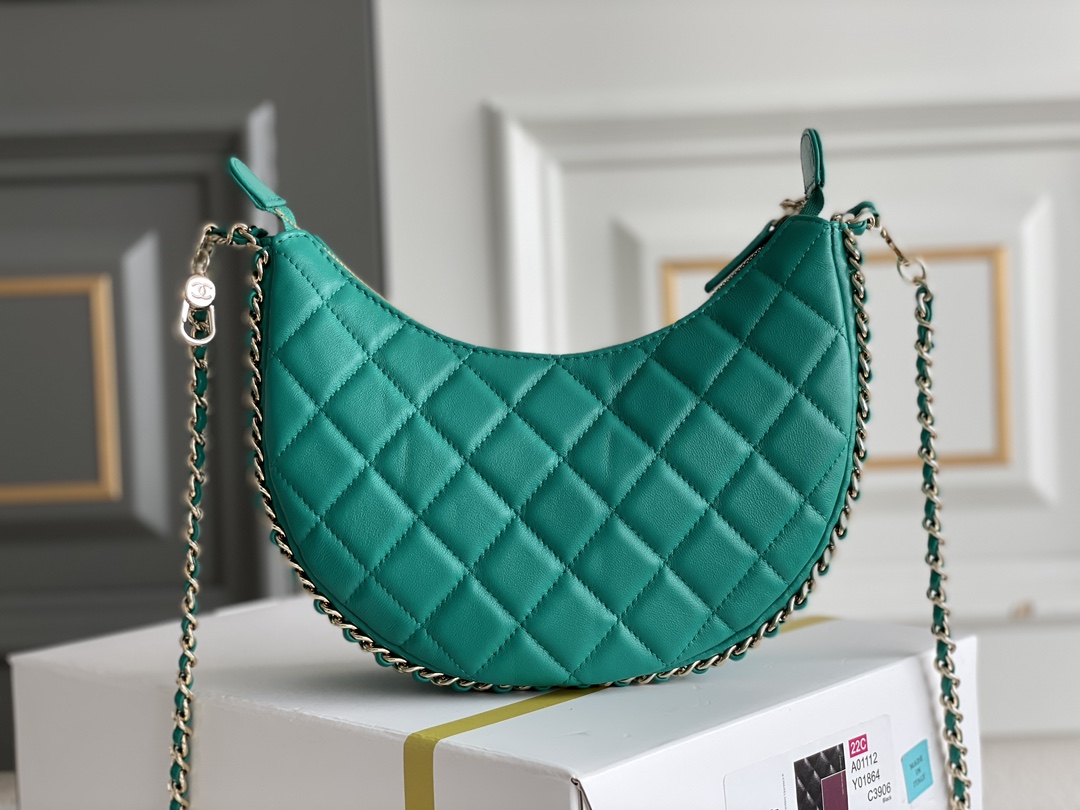 🌼白金版▪️正品级 包装如图𝗖𝗛𝗔𝗡𝗘𝗟 𝟐𝟑𝐩 月亮/月牙包 大号 本季黑马😍小羊皮和淡金的配色，月牙