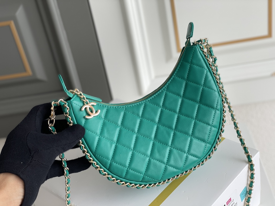 🌼白金版▪️正品级 包装如图𝗖𝗛𝗔𝗡𝗘𝗟 𝟐𝟑𝐩 月亮/月牙包 大号 本季黑马😍小羊皮和淡金的配色，月牙