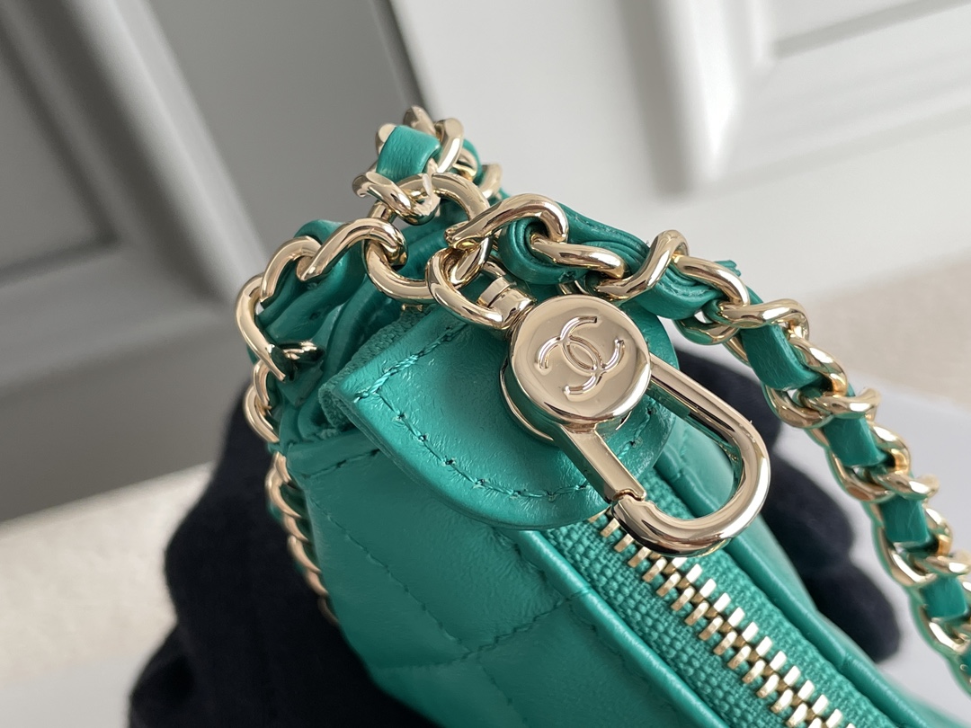 🌼白金版▪️正品级 包装如图𝗖𝗛𝗔𝗡𝗘𝗟 𝟐𝟑𝐩 月亮/月牙包 大号 本季黑马😍小羊皮和淡金的配色，月牙