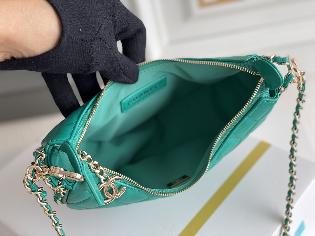 🌼白金版▪️正品级 包装如图𝗖𝗛𝗔𝗡𝗘𝗟 𝟐𝟑𝐩 月亮/月牙包 大号 本季黑马😍小羊皮和淡金的配色，月牙