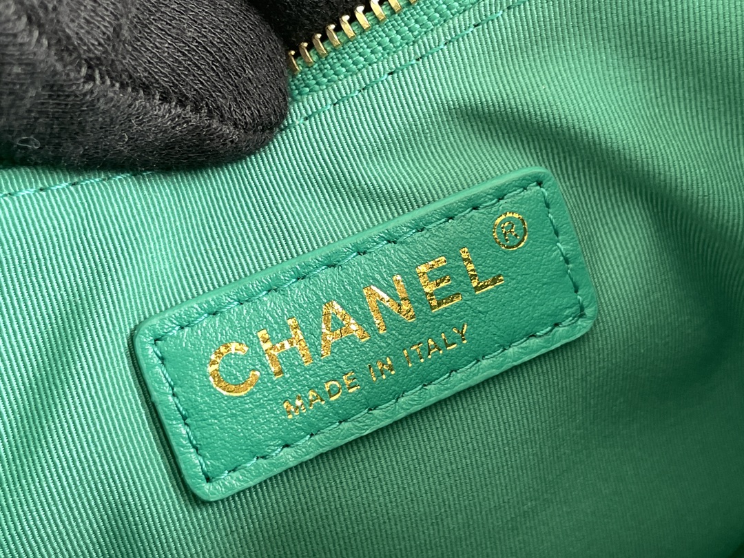 🌼白金版▪️正品级 包装如图𝗖𝗛𝗔𝗡𝗘𝗟 𝟐𝟑𝐩 月亮/月牙包 大号 本季黑马😍小羊皮和淡金的配色，月牙