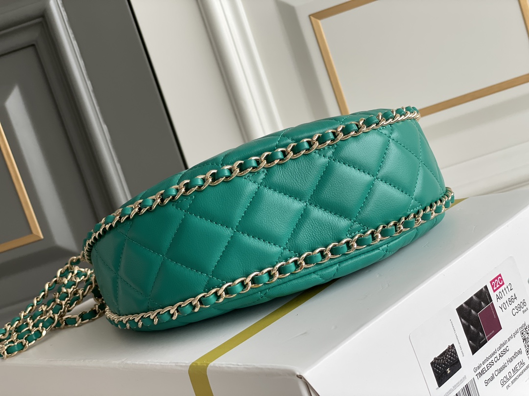 🌼白金版▪️正品级 包装如图𝗖𝗛𝗔𝗡𝗘𝗟 𝟐𝟑𝐩 月亮/月牙包 大号 本季黑马😍小羊皮和淡金的配色，月牙