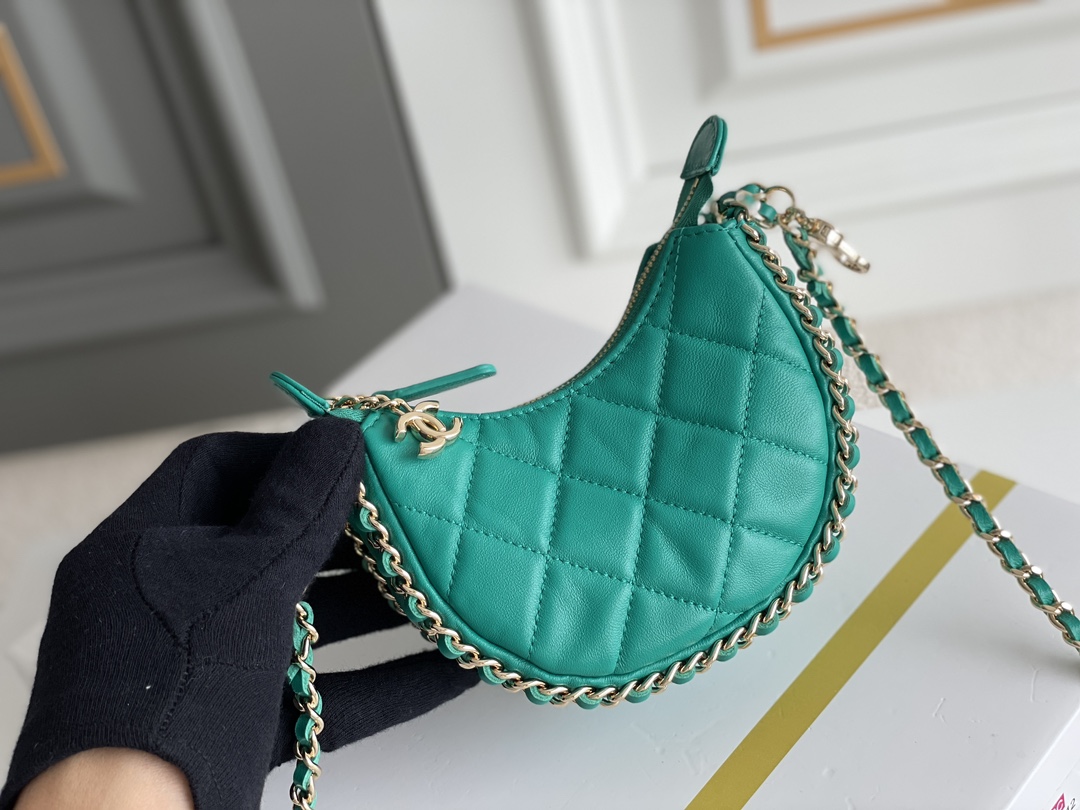 🌼白金版▪️正品级 包装如图𝗖𝗛𝗔𝗡𝗘𝗟 𝟐𝟑𝐩 月亮/月牙包 小号 本季黑马😍小羊皮和淡金的配色，月牙