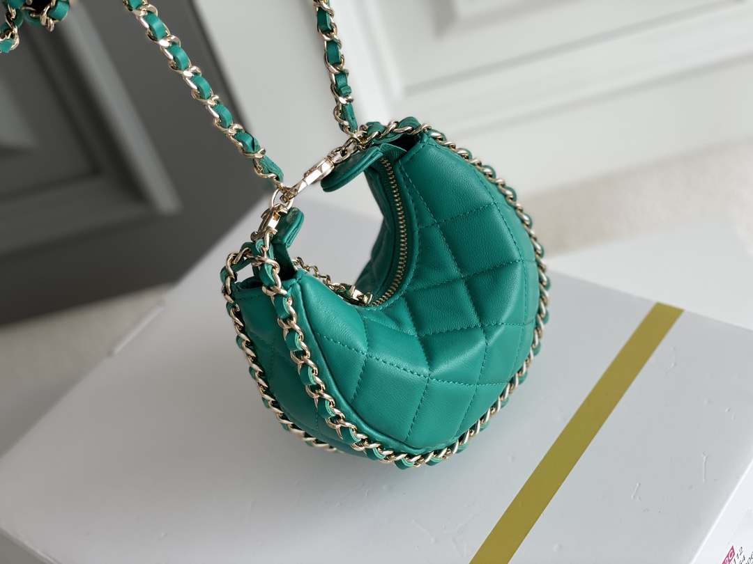 🌼白金版▪️正品级 包装如图𝗖𝗛𝗔𝗡𝗘𝗟 𝟐𝟑𝐩 月亮/月牙包 小号 本季黑马😍小羊皮和淡金的配色，月牙