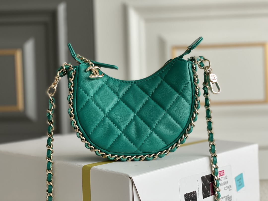 🌼白金版▪️正品级 包装如图𝗖𝗛𝗔𝗡𝗘𝗟 𝟐𝟑𝐩 月亮/月牙包 小号 本季黑马😍小羊皮和淡金的配色，月牙