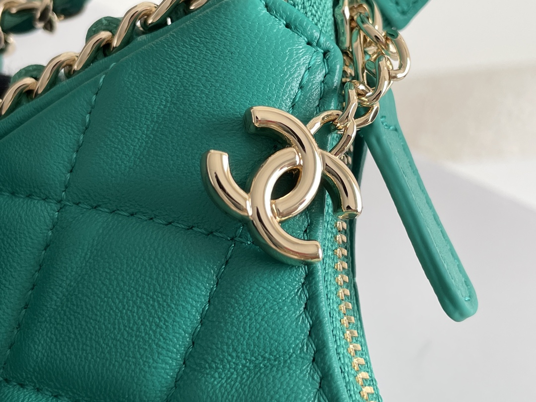 🌼白金版▪️正品级 包装如图𝗖𝗛𝗔𝗡𝗘𝗟 𝟐𝟑𝐩 月亮/月牙包 小号 本季黑马😍小羊皮和淡金的配色，月牙