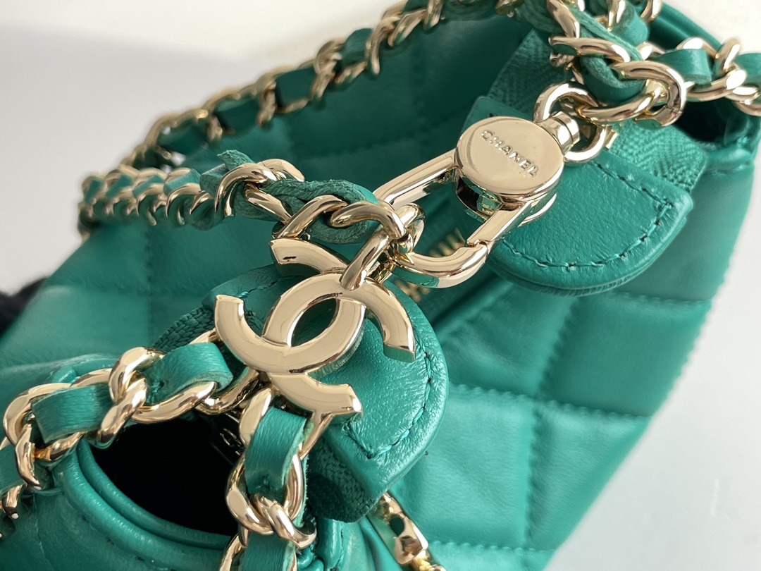 🌼白金版▪️正品级 包装如图𝗖𝗛𝗔𝗡𝗘𝗟 𝟐𝟑𝐩 月亮/月牙包 小号 本季黑马😍小羊皮和淡金的配色，月牙