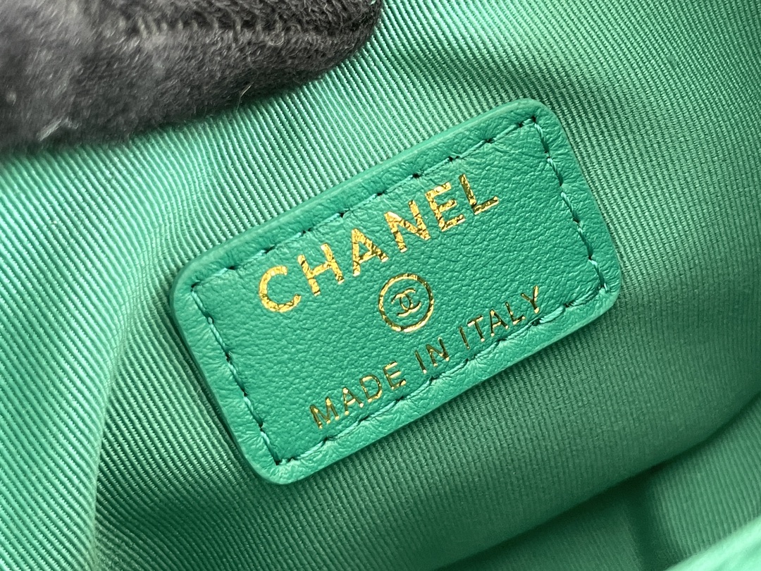 🌼白金版▪️正品级 包装如图𝗖𝗛𝗔𝗡𝗘𝗟 𝟐𝟑𝐩 月亮/月牙包 小号 本季黑马😍小羊皮和淡金的配色，月牙