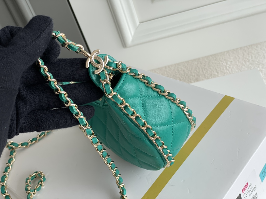 🌼白金版▪️正品级 包装如图𝗖𝗛𝗔𝗡𝗘𝗟 𝟐𝟑𝐩 月亮/月牙包 小号 本季黑马😍小羊皮和淡金的配色，月牙