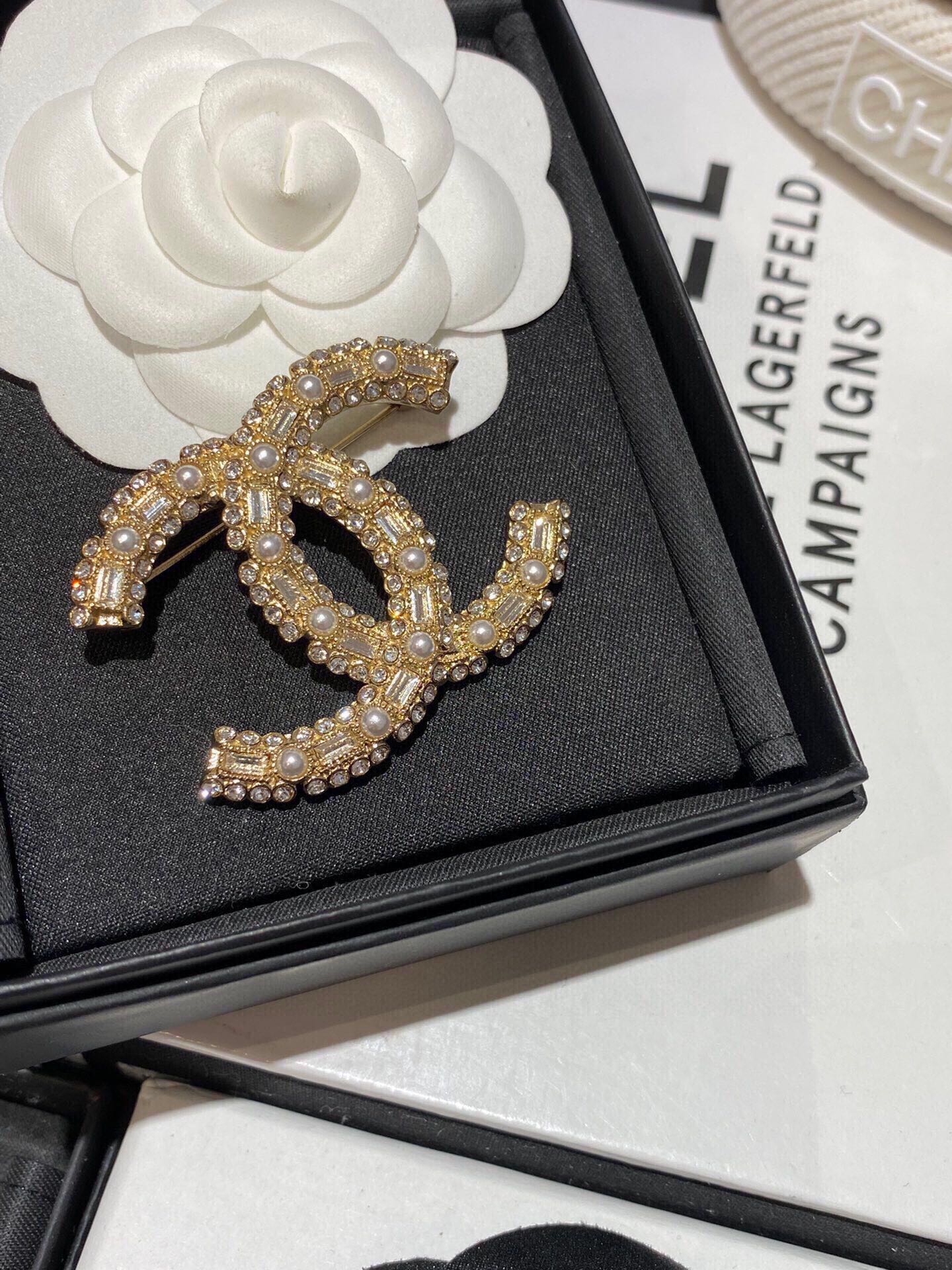 NO:101123,@ The most beautiful jewelry The square diamonds are inlaid with pearls and amphibole diamonds are really beautiful. Rice beads are inlaid with diamonds full of details, Chanel earrings Chanel brooch, chanel, brooch, breastpin19860909@ 最美首饰 镶嵌珍珠和闪石梯钻方钻真的很美 米珠镶钻细节满满,香奈儿耳钉香奈儿胸针,chanel,brooch，breastpin,Jewelry