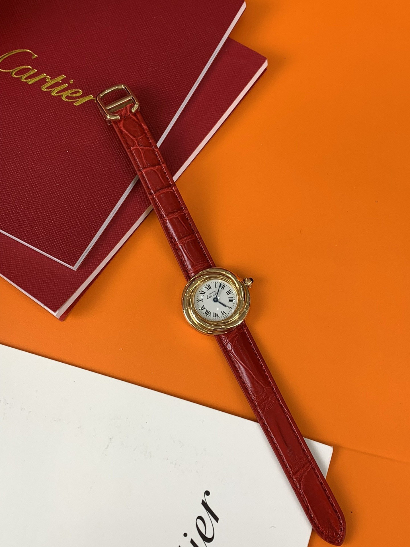 NO:142630,A batch of Cartier medieval small whirlwinds, tired of seeing the square watch, the round watch is as a T rinity series, 3D three-dimensional whirlwind design, Ford's new, 27-size dial is of moderate size, and it is versatile to wear, and you can wear it as an ornament or two as a watch!  This watch is also one of the private collections in Paris. It has a unique design style, gold and silver material, and is matched with sapphire glass. It takes a delicate, fashionable and elegant route, perfect and versatile!  The first choice for goddesses!  , cartier19860909批卡地亚中古小旋风,看腻了方表,圆表作为T rinity系列,3D立体旋风设计,福特新意,27尺寸表盘大小适中,穿戴百搭,即可当饰品也可以当腕表一表两戴！该腕表也是巴黎私人珍藏系列之一,独特的设计风格,金包银的材质,搭配蓝宝石玻璃,走着精致时尚优雅路线,完美百搭！女神必备首选！,,cartier,Watch