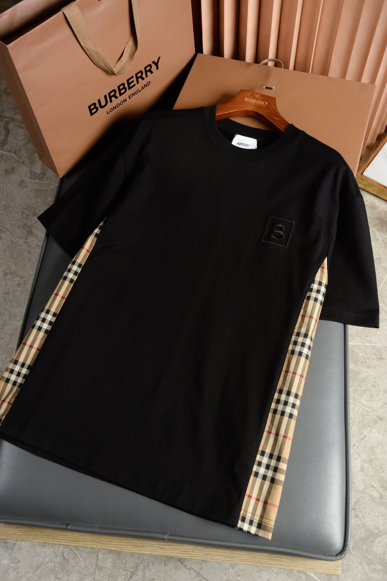 NO:786904,Product code 001383810 TB logo plaid decorated cotton T-shirt (with full set of packaging) [BUR's top product, the treasure of the store] [Ready stock shipped in seconds] Spring and summer series, belated channels for good goods and good styles!  BUR's trump channel list, letter pattern embroidery, side plaid panel design, same style for men and women. BUR's trump channel kills all versions on the market. It can only be said that it is not on the same level. No matter in terms of material, detail restoration and craftsmanship, it is not afraid of any challenges, just to provide everyone with wonderful products. Cotton T  The shirt has a casual cut. The square embroidery pattern on the chest is highly recognizable, and the sides are decorated with classic plaid made of plaid fabric, showing a casual fit. This loose short-sleeved shirt is the best matching item for BUR fans to start spring and summer. It is an absolute treasure and a must-have short-sleeved shirt series for trendy men and trendy women. Loose fit T  The shirt is made of cotton fabric. It is decorated with the brand's exclusive plaid as decoration. The overall loose version configuration, the spliced plaid piece design and embroidery use manual positioning embroidery, which is very time-consuming and labor-intensive. It has a more layered style and highlights the high-end sense of the modern city. The upper body is elegant and the effect is excellent. The matching is worry-free and labor-saving. Whether it is leisure sports or high street travel, it can be easily controlled!  !  The overall touch of the pure cotton high-count fabric is extremely comfortable, and the skin-friendly effect is also excellent. The OV version also has a perfect dressing effect, which perfectly meets the needs of various wearing occasions. It is extremely extraordinary, the grade and charm are extremely outstanding, and it can better highlight the brand specifications and your pursuit of fashion!  !  As a fan of bbr, this should be a style not to be missed. All the items are now in stock, so everyone is ready to buy them for themselves!  !  There are five sizes: S, M, L, XL, and XXL. For size data, please go to the size chart, Burberry-clothing, burberry, T-shirt,19860909商品编码001383810 TB徽标格纹装饰棉质T 恤衫（配全套包装）【BUR王牌尖货,镇店之宝】【现货秒发】春夏系列,迟来的渠道好货好款！BUR王牌渠道单,字母图案刺绣,侧边格纹裁片设计,男女同款. BUR王牌渠道 秒杀市面上一切版本 只能说根本就不是一个级别的存在 不管是材质还是细节还原度以及工艺制作方面不惧任何挑战,只为给大家奉献绝妙产物 棉质 T 恤衫,呈现休闲剪裁.胸前方形刺绣图案辨识度极高,侧边装饰以格纹裁片面料打造的经典格纹,呈现休闲版型.这款宽松短袖便是我献给BUR粉丝开春春夏最佳的搭配单品,绝对的珍品,潮男潮女必入的短袖衫系列 宽松版型 T 恤衫,选用棉质面料打造.装饰了品牌专属格纹作为装饰.整体宽松的版型配置,拼接格纹裁片设计刺绣采用了手工定位刺绣,非常耗时耗力,更具层次感风格,凸显现代都市的高级感,上身大气出彩,效果极佳,搭配更是省心省力,无论是休闲运动还是高街出行,都能轻松驾驭！！ 纯棉的高支数面料整体的触感极为舒适,亲肤效果也是极佳.且OV版型方面也是完美穿搭效果,完美的符合各种穿搭场合的所需.极为非凡,档次与魅力更是极为的出色亮眼,更能够彰显品牌规格与你对于时尚的追求！！作为bbr的粉丝,应该是不容错过的款式,现货均已入仓,大家自己抢购！！ 码数有五个S、M、L、XL、XXL 尺码数据请移步尺码表,博柏利-服装,burberry,T-shirt,,Women's clothing