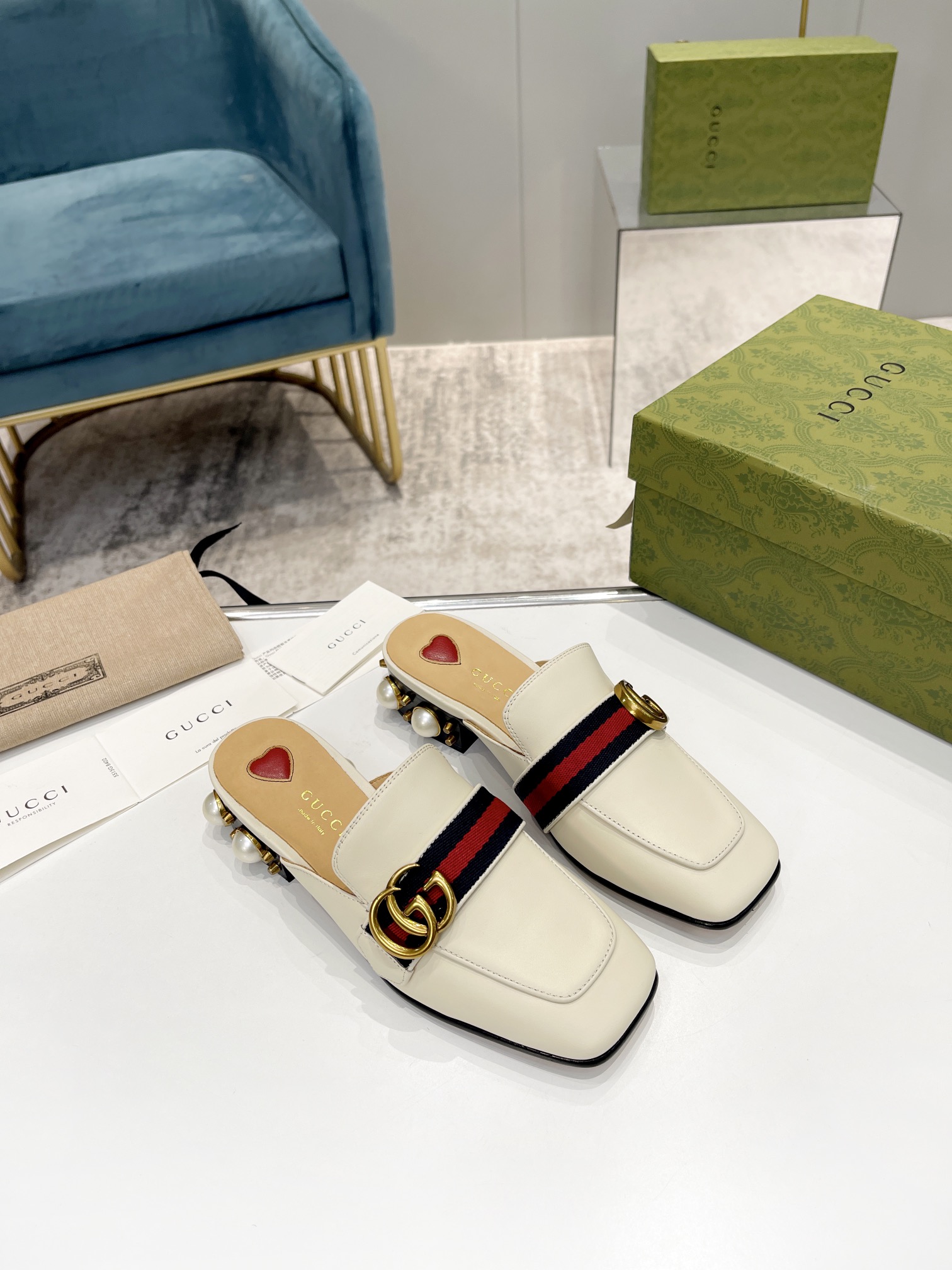 NO:391273,Top version of purchasing agent, fabric calf leather. (More cost value than fetal calf) imported water soft cowhide. Italian genuine leather sole. Size 34-40. Positive size. Ps1: There is no difference between milk white and genuine milk white. Custom leather. 2: All shoes are no longer in use in Water Port, all are changed to hot melt adhesive. 3. The black shoe has handmade oil edges inside the mouth and the authentic one. Semi-torch, cowhide19860909代购顶级版本, 面料胎小牛皮.（比胎牛成本价值高）内里进口水软牛皮.意大利真皮底.码数34-40.正码.Ps1:奶白色与正品奶白色无差异定做皮.2:所有鞋子都不在用水港宝了,全部改做热熔胶.3.黑色鞋口内里都有手工油边与正品一致.,半拖,cowhide,Women's Shoes