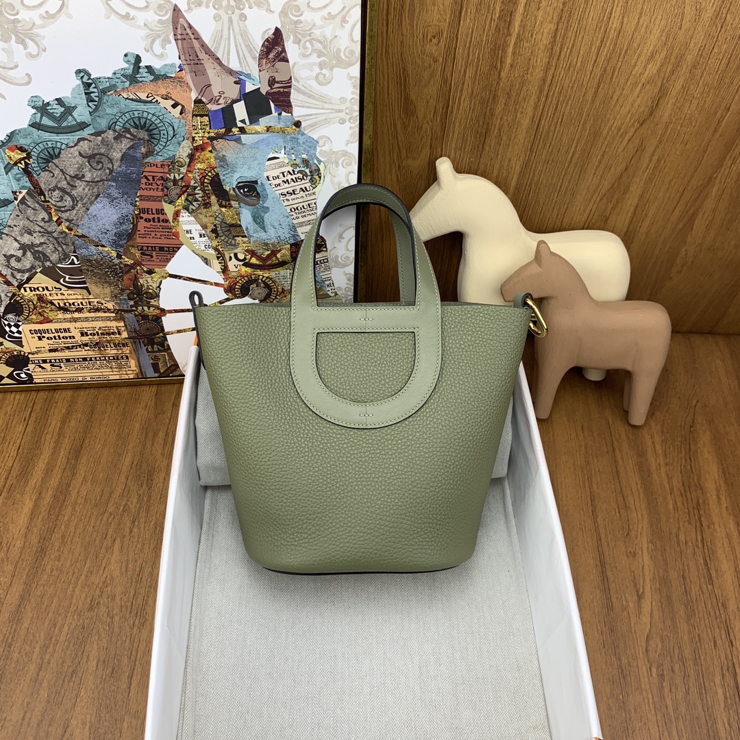 NO:698507,Ready in stock Pig nose vegetable basket 18cm in the loo Q1 sage green gold buckle The pig nose bag has a unique sense of design. Although it is low-key but very personal, it can be regarded as a matching tool! The handle and bottom retain the classic shape of the pig nose, and the overall image of the vegetable basket is also quite consistent~, Hermes, hermes, Hermes,19860909现货 in stock 猪鼻子菜篮子18cm in the loo Q1鼠尾草绿 金扣 猪鼻子包有着独特的设计感, 虽然低调但是却很有个性,不失为一款搭配利器!手柄和底部都保留着猪鼻子的经典造型,而整体菜篮子的形象也是相当契合~,爱马仕,hermes,Hermes,,Bag