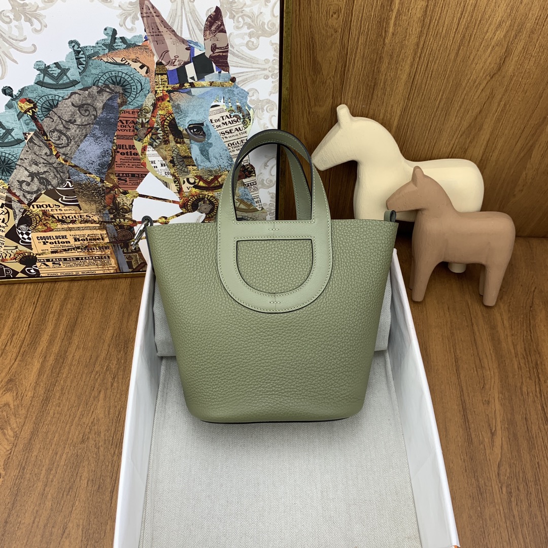 NO:698510,Ready in stock Pig nose vegetable basket 18cm in the loo Q1 sage green silver buckle The pig nose bag has a unique sense of design. Although it is low-key but very personal, it can be regarded as a matching tool! The handle and bottom retain the classic shape of the pig nose, and the overall image of the vegetable basket is also quite consistent~, Hermes, hermes, Hermes,19860909现货 in stock 猪鼻子菜篮子18cm in the loo Q1鼠尾草绿 银扣 猪鼻子包有着独特的设计感, 虽然低调但是却很有个性,不失为一款搭配利器!手柄和底部都保留着猪鼻子的经典造型,而整体菜篮子的形象也是相当契合~,爱马仕,hermes,Hermes,,Bag