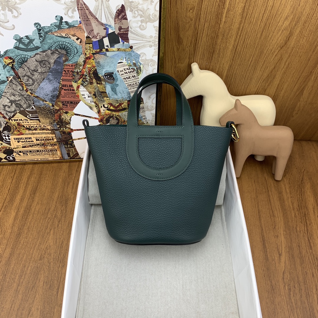 NO:698500,Ready in stock Pig nose vegetable basket 18cm in the looO cypress green gold buckle The pig nose bag has a unique sense of design. Although it is low-key but very personal, it can be regarded as a matching tool! The handle and bottom retain the classic shape of the pig nose, and the overall image of the vegetable basket is also quite consistent~, Hermes, hermes, Hermes,19860909现货 in stock 猪鼻子菜篮子18cm in the looO松柏绿 金扣 猪鼻子包有着独特的设计感, 虽然低调但是却很有个性,不失为一款搭配利器!手柄和底部都保留着猪鼻子的经典造型,而整体菜篮子的形象也是相当契合~,爱马仕,hermes,Hermes,,Bag