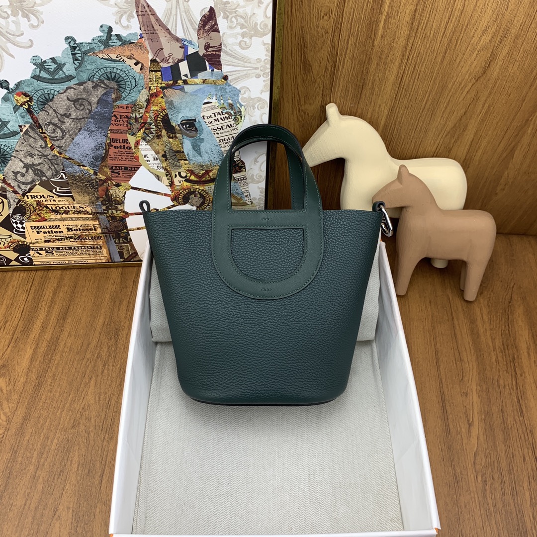 NO:698502,Ready in stock Pig nose vegetable basket 18cm in the looO cypress green silver buckle The pig nose bag has a unique sense of design. Although it is low-key but very personal, it can be regarded as a matching tool! The handle and bottom retain the classic shape of the pig nose, and the overall image of the vegetable basket is also quite consistent~, Hermes, hermes, Hermes,19860909现货 in stock 猪鼻子菜篮子18cm in the looO松柏绿 银扣 猪鼻子包有着独特的设计感, 虽然低调但是却很有个性,不失为一款搭配利器!手柄和底部都保留着猪鼻子的经典造型,而整体菜篮子的形象也是相当契合~,爱马仕,hermes,Hermes,,Bag
