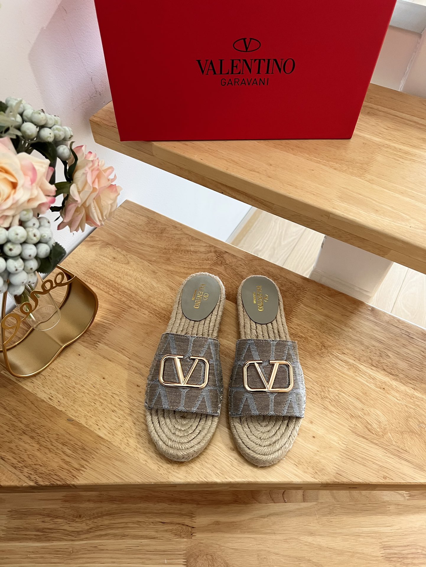 NO:404841,Valentino Garavani Multi-material splicing V-slippers Fisherman's shoes - Retro effect brass VLOGO trim - Hemp rope slippers Fisherman's shoes - V logo shading - Low root 2cm - Made in Italy -35-41, fisherman's shoes, valentino, slippers, espadrilles19860909Valentino Garavani 多种材料拼接V字拖鞋渔夫鞋 - 复古效果黄铜VLOGO饰件 - 麻绳拖鞋渔夫鞋 - V标志底纹 - 低根2cm - 意大利制造 -35-41,渔夫鞋,valentino,slippers,espadrilles,Women's Shoes