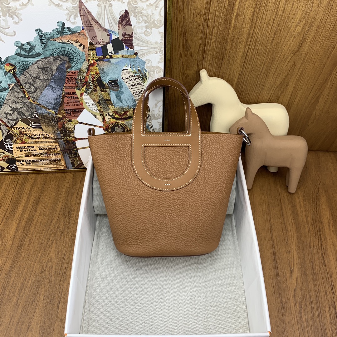 NO:698494,Ready in stock Pig nose vegetable basket 18cm in the loo gold brown silver buckle The pig nose bag has a unique sense of design, although low-key but very personal, it can be regarded as a matching tool! The handle and bottom retain the classic shape of the pig nose, and the overall image of the vegetable basket is also quite consistent~, Hermes, hermes, Hermes,19860909现货 in stock 猪鼻子菜篮子18cm in the loo金棕 银扣 猪鼻子包有着独特的设计感, 虽然低调但是却很有个性,不失为一款搭配利器!手柄和底部都保留着猪鼻子的经典造型,而整体菜篮子的形象也是相当契合~,爱马仕,hermes,Hermes,,Bag