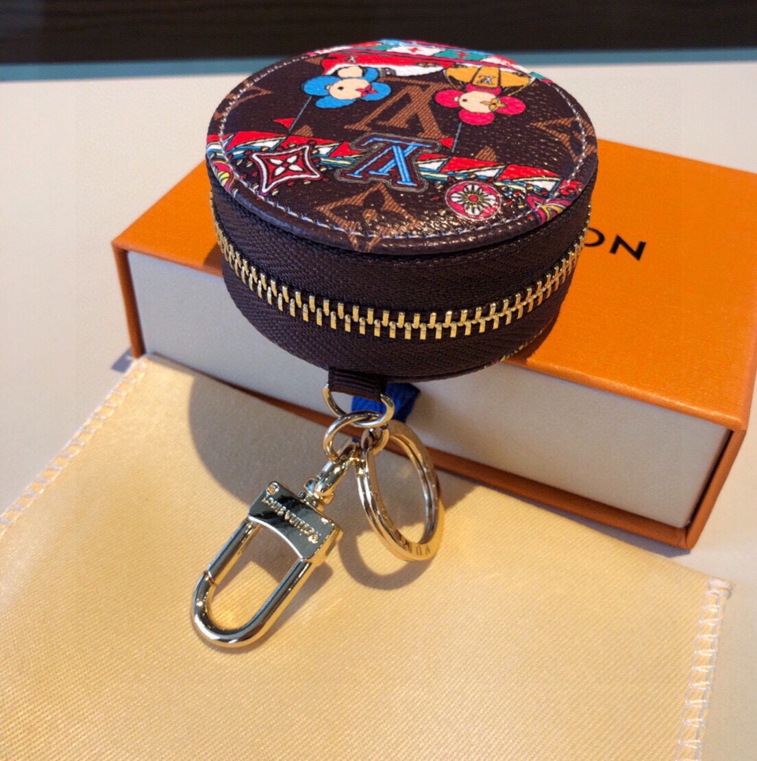 LV圣诞游乐场系列蓝牙耳机包搭配钥匙