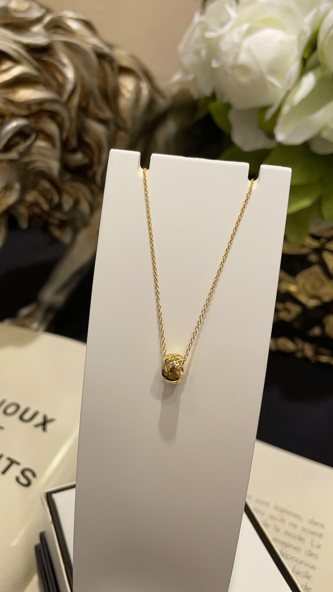 NO:633044,88220, gold model arrived today, high-end jewelry series, new golden coco crush diamond pattern round bean necklace, classic diamond pattern with full lines, simple and versatile, small golden beans are very delicate, look good when worn alone or stacked, the chain has four length adjustment buckles, very nice, customized pendant, white copper, chain silver material, thick real gold plating, necklace, Cartier high-end jewelry1986090988220,今日到货金色款 高级珠宝系列 新款金色coco crush菱格纹圆豆项链 经典菱格纹线条饱满 简约又百搭 小金豆很精致 单戴叠戴都好看 链条有四个长度调节扣 非常nice 定制款吊坠白铜 链条银材质 厚真金电镀,,necklace,卡迪亚高端饰品,Jewelry