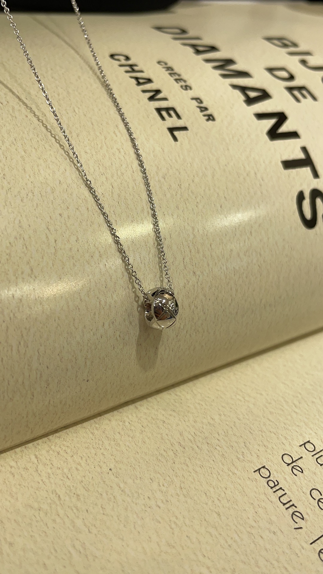 NO:633046,88220 Arrive today in white gold. High-end jewelry series. New white gold coco crush diamond pattern round bean necklace. The classic diamond pattern is full of lines. Simple and versatile. The small round bean shape is very exquisite. It looks good when worn alone or stacked. The chain has four length adjustment buckles. Very nice. Customized pendant. White copper. Chain silver material. Thick real gold plating, necklace, Cartier high-end jewelry.1986090988220 今日到货白金色 高级珠宝系列 新款白金色coco crush菱格纹圆豆项链 经典菱格纹线条饱满 简约又百搭 小圆豆造型很精致 单戴叠戴都好看 链条有四个长度调节扣 非常nice 定制款吊坠白铜 链条银材质 厚真金电镀,,necklace,卡迪亚高端饰品,Jewelry