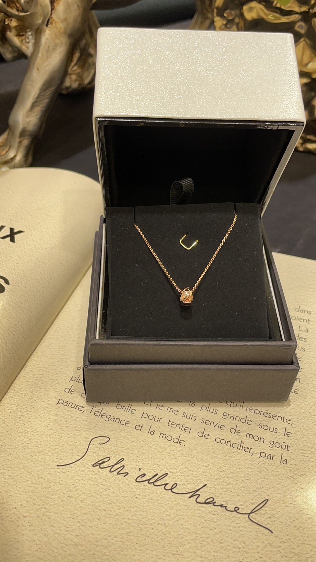 NO:633048,88220 rose gold model arrived today, high-end jewelry series, new rose gold coco crush rhombus bean necklace, classic rhombus pattern full lines, simple and versatile, small golden beans are very delicate, look good when worn alone or stacked, the chain has four length adjustment buckles, very nice, customized pendant, white copper, chain silver material, thick real gold plating, necklace, Cartier high-end jewelry1986090988220今日到货玫瑰金色款 高级珠宝系列 新款玫瑰金色coco crush菱格纹圆豆项链 经典菱格纹线条饱满 简约又百搭 小金豆很精致 单戴叠戴都好看 链条有四个长度调节扣 非常nice 定制款吊坠白铜 链条银材质 厚真金电镀,,necklace,卡迪亚高端饰品,Jewelry