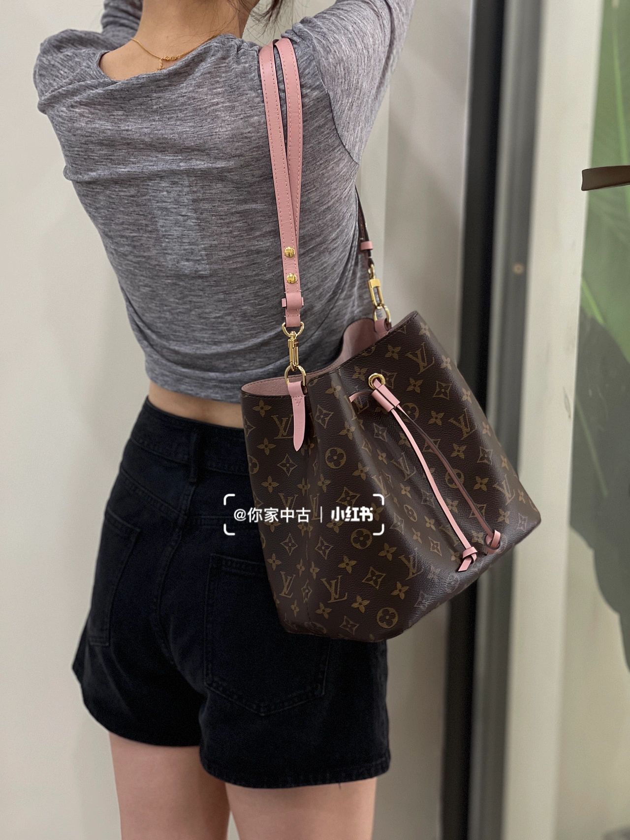粉色水桶太能打动少女心，
配上老花 又少女又气质！