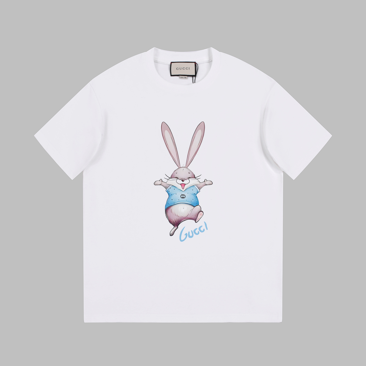 P69💰
GU兔子🐰印花,GUCCI古驰2025春夏最新短袖!! 专柜最新款! 官网上新!! 专柜同步🔥高品质🔥高版本 超级标志性彩色品牌logo印花图案 搭配运动鞋清新舒适 逛街约会都适合 叠穿打底就很有博主范儿了 低调有品位 原版面料 260 克G高克重双纱100%精梳棉 螺纹定织定染无色差 出入专柜无压力 通肩拉条工艺 增加衣物清洗寿命 不变形 高版本数码印花工艺 不掉色色彩鲜艳 网红明星同款 不挑年龄不挑身材不挑性别 超级亮眼 时尚感爆棚❤️❤️ 手感非常舒服 质感超强 时尚又个性 超级百搭好看的一款 人手必备款 情侣搭配更佳 吊牌 领标 水洗麦 三标齐全!!
颜色:白色 黑色
尺码:XS- S- M- L 宽松版型 男女都可❤️❤️