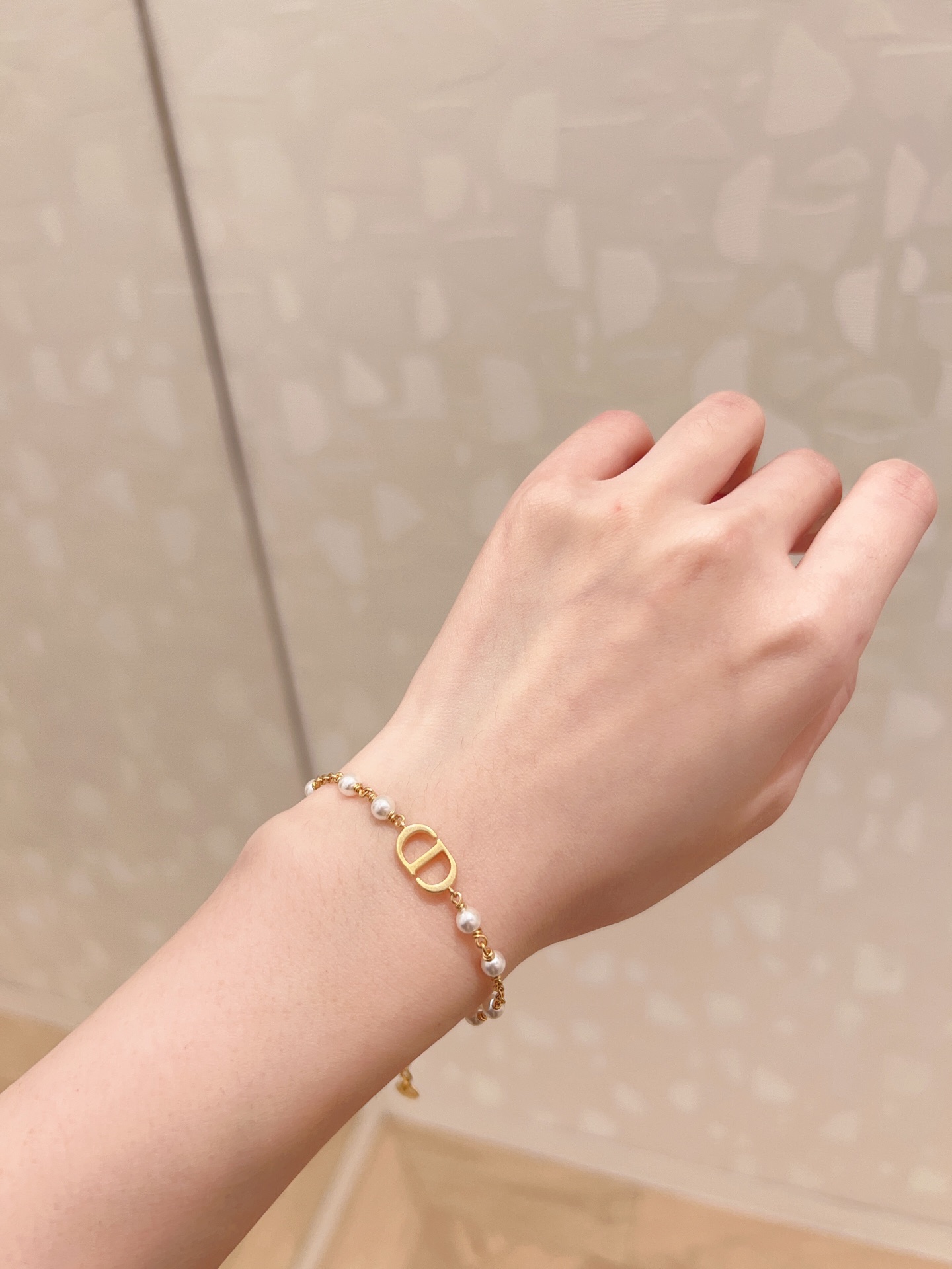 NO:359559,[CD Little Pearl Set Bracelet] Be sure to buy it. Not only is it easy to see the real thing, but the upper body is also excellent. There is no reason to say NO. The workmanship is perfect and delicate. It can be called a twin with ZP. The classic chain + letter logo design is minimalist and elegant, simple and clear, with elegant and noble temperament, and no lack of fairy atmosphere!  It is highly recommended, the length of the chain can be adjusted, which adds little trick to your outfit. It is beautiful and beautiful, and it is age-reducing!  ,Dior bracelet,dior,bracelet19860909【CD小珍珠套装手链】 一定要买,不仅实物好看到爆,上身佩戴效果更是绝佳,完全找不到任何say NO的理由做工完美细腻程度,堪称跟ZP简直就是双胞胎,经典的链条+字母Logo设计,造型极简且大气,简洁明了,气质优雅矜贵,又不缺乏仙女气息！非常推荐,链条长短可调节,为你的打扮增添小心机,美美的很仙很减龄！,Dior手链,dior,bracelet,Jewelry