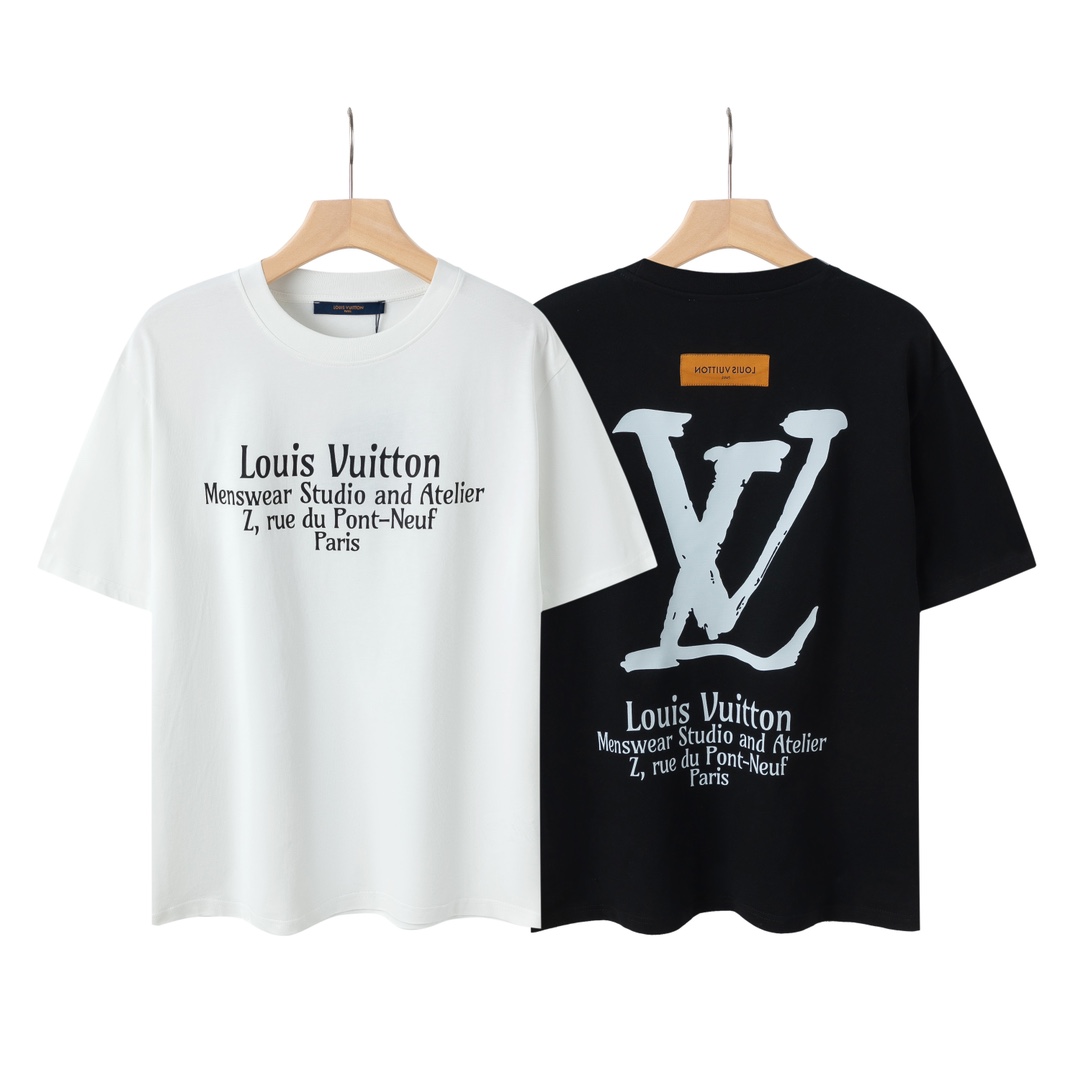 P55 LV 黑白印花男女同款纯棉短袖T恤 原版面料 官方同款 定制260 双股32支双纱纯棉精梳 面料 手感非常舒服 春夏最新砖柜同步 OS落肩版型 时尚又个性 超级百搭好看的一款 男女都非常合适 人手必备款 吊牌 领标 水洗麦 三标齐…