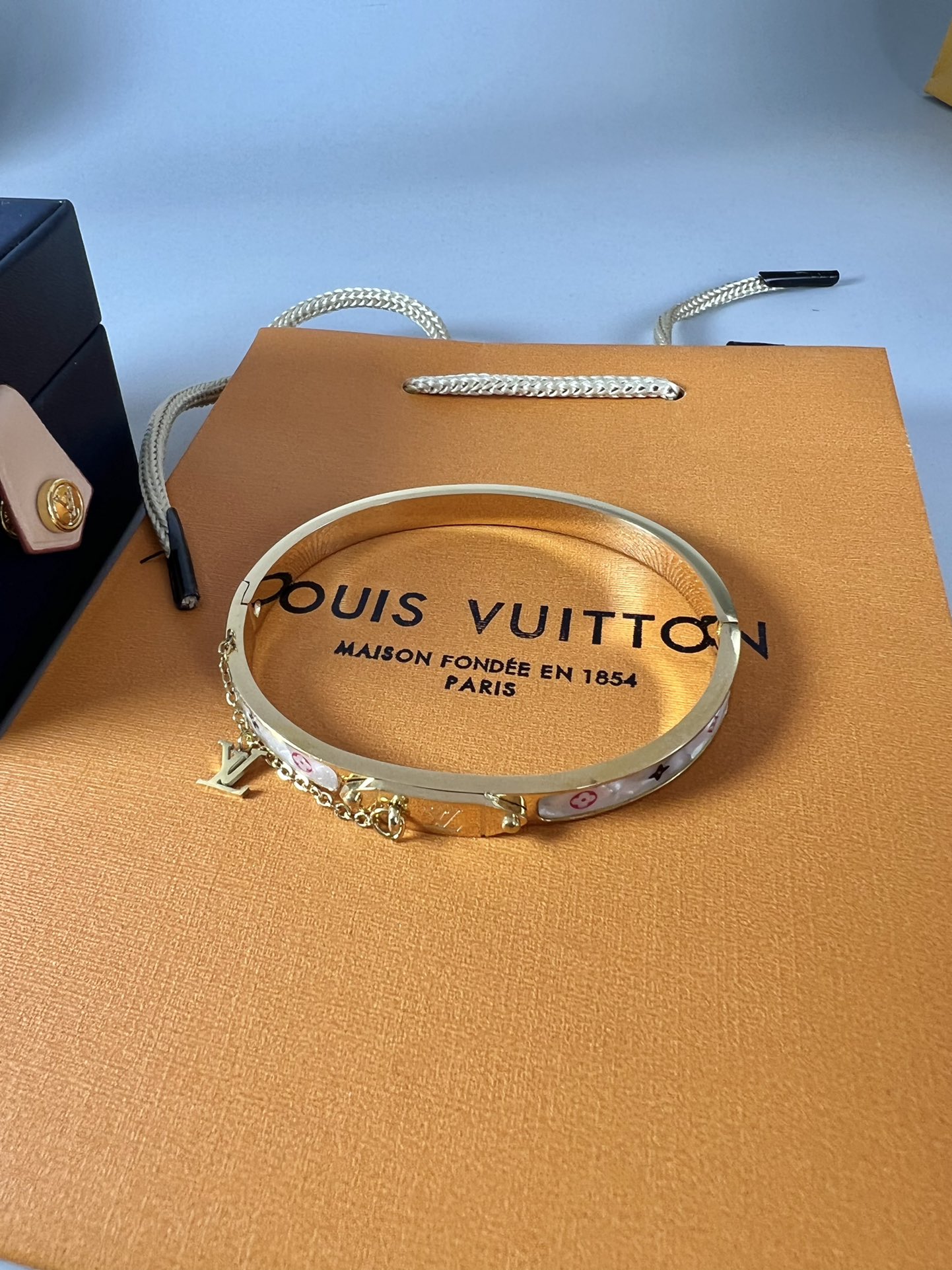  中古LV亚克力老花饰品手镯，夏日搭配利器，lv的老花花纹真的是永恒的经典，经久不衰，久看不腻🤩