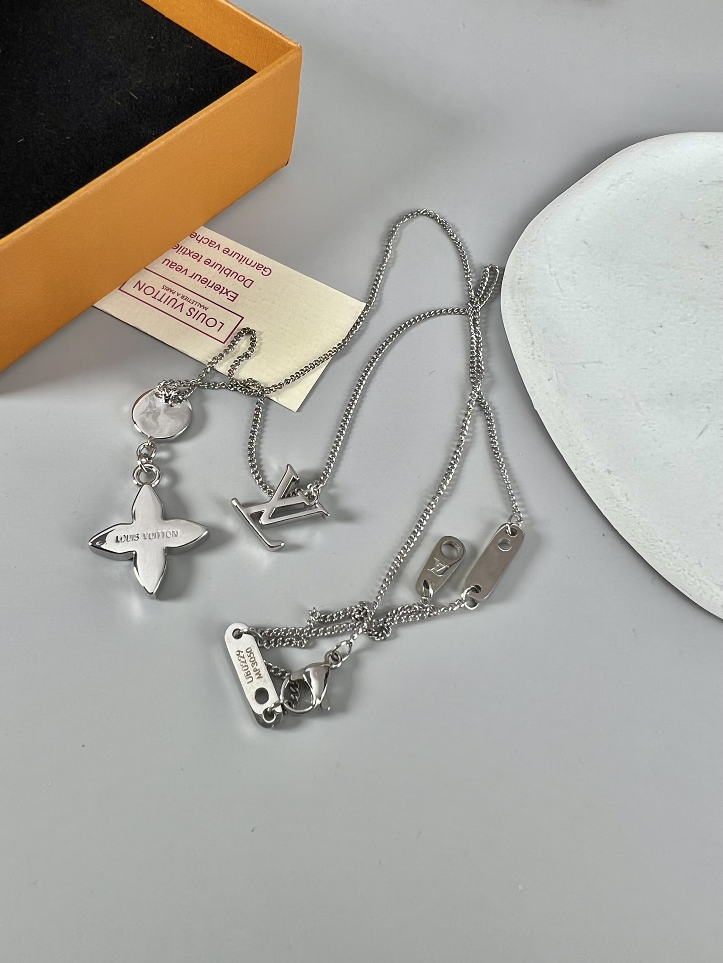 。LV项链，项链以现代笔触重译品牌元素，闪烁宝石光彩，与 LV 字母装饰共同悬挂于可调节链条。