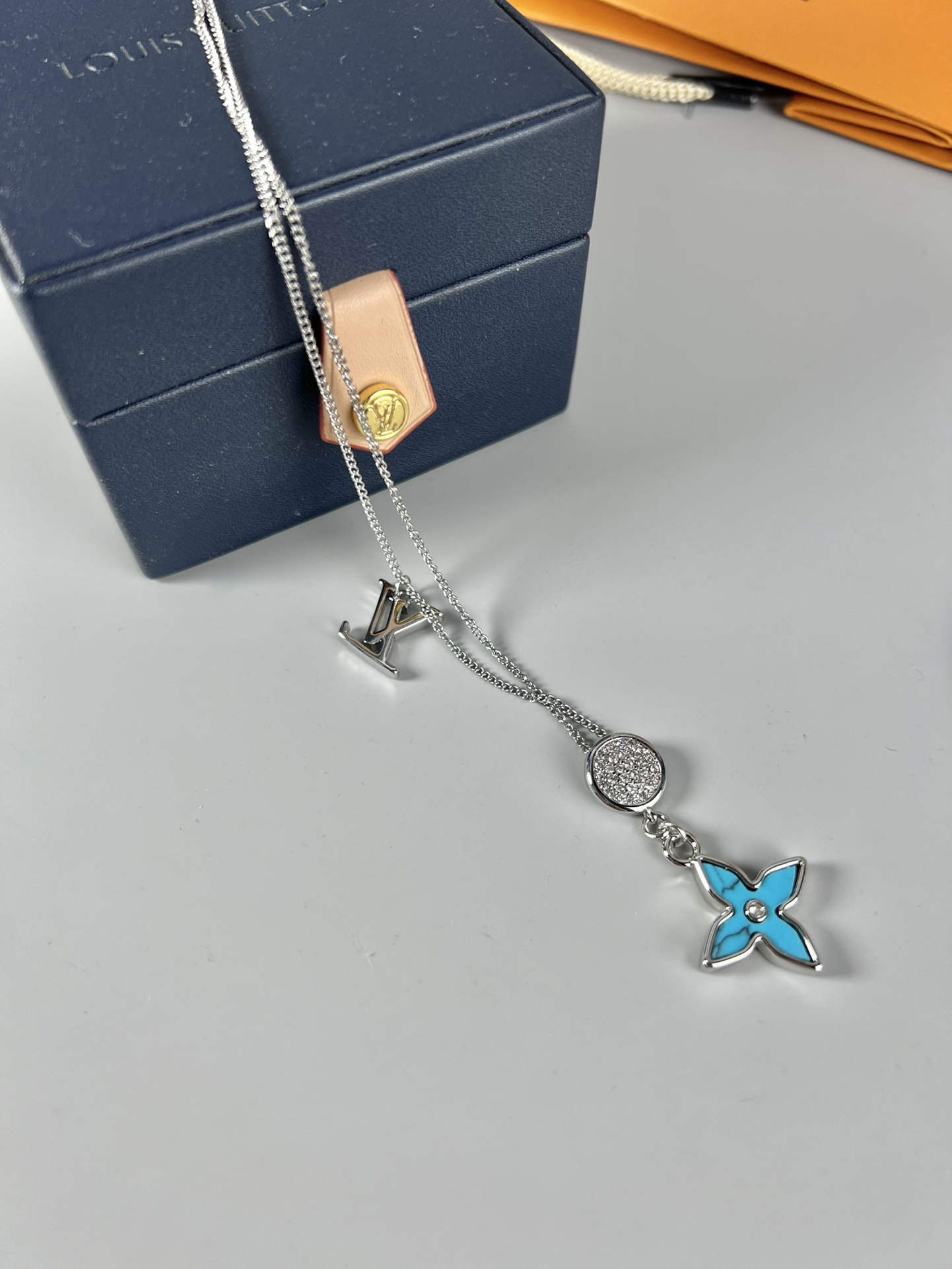 。LV项链，项链以现代笔触重译品牌元素，闪烁宝石光彩，与 LV 字母装饰共同悬挂于可调节链条。