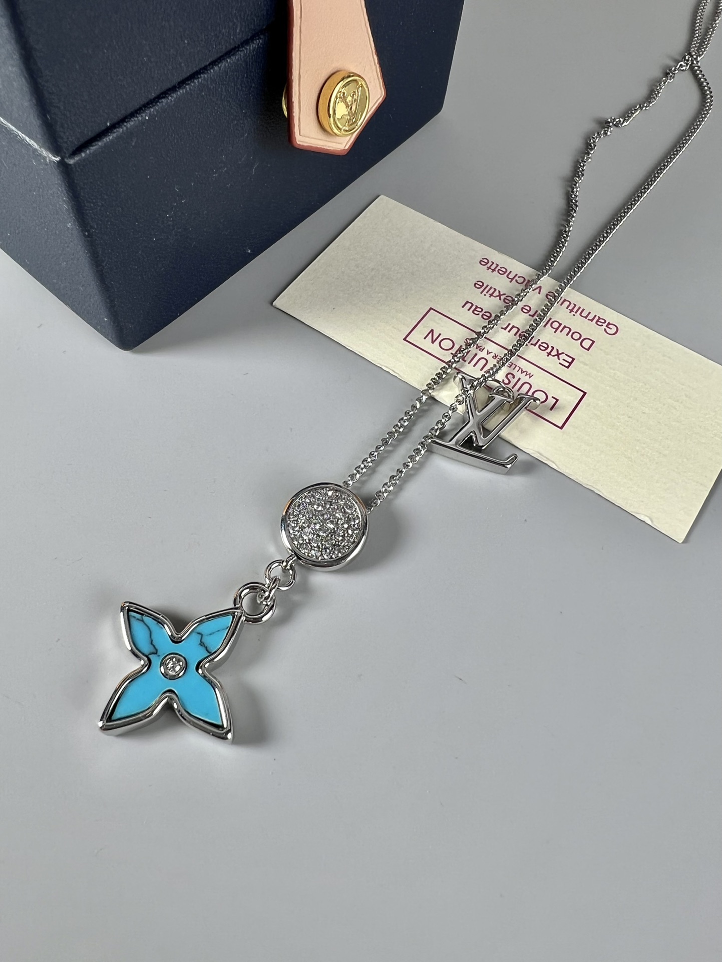 。LV项链，项链以现代笔触重译品牌元素，闪烁宝石光彩，与 LV 字母装饰共同悬挂于可调节链条。