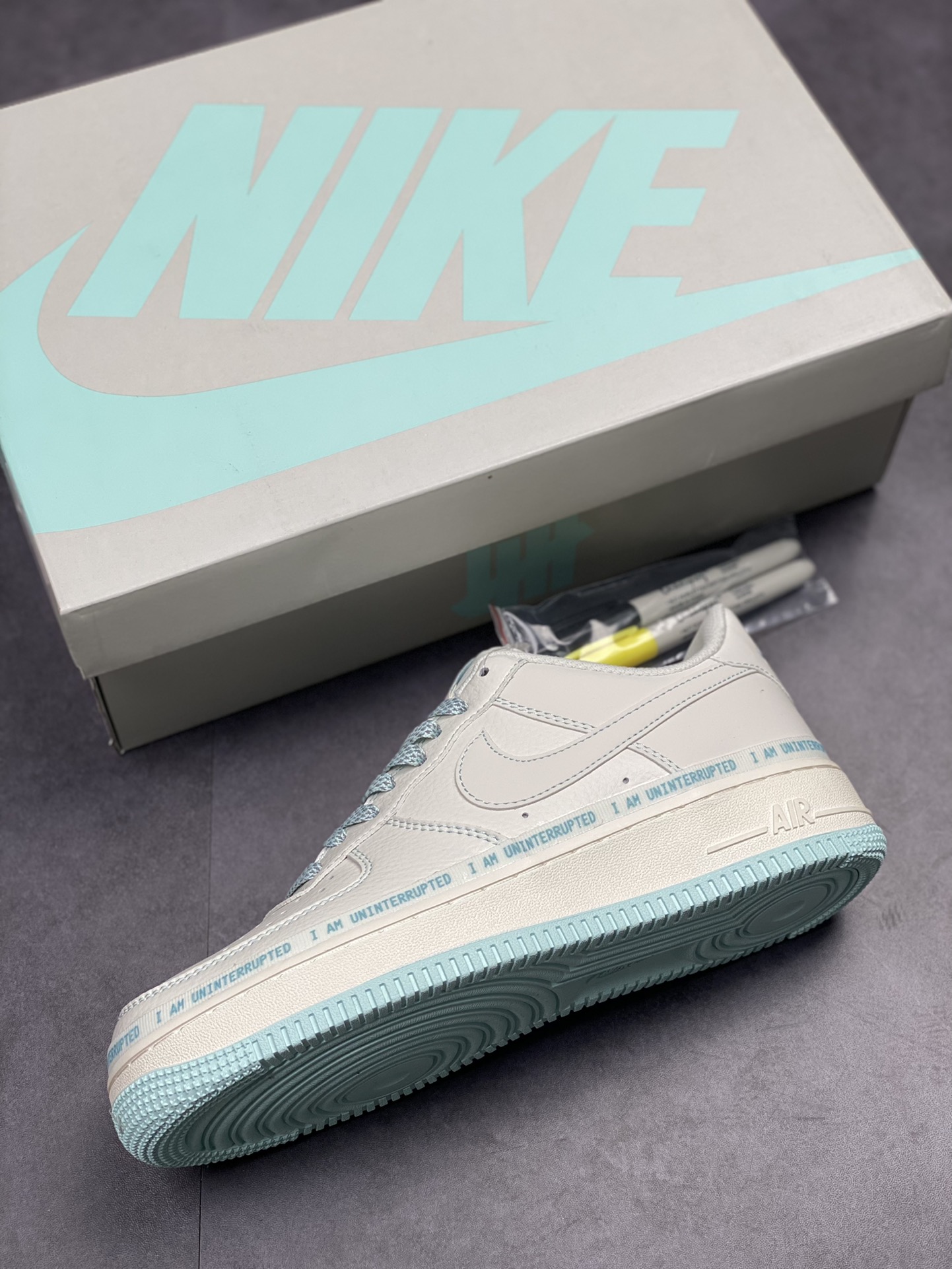 230 原盒内置涂鸦笔新版本 原版一致 Uninterrupted x Air Force 1 ”MORE THAN” PO3699-808