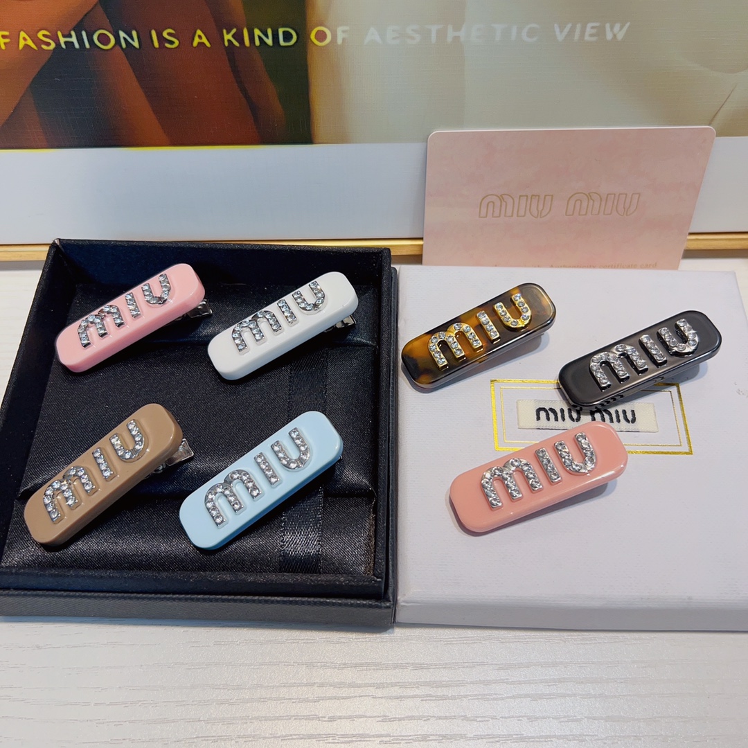 NO:279755,Miu Miu Miu Miu hairpin, a hot simple and elegant light luxury pressing clip edge clip bang clip, a versatile model, whoever brings who looks good (single) hair accessories, hairpins, miumiu, hairpins19860909Miu Miu缪缪 Miu Miu发夹 爆款简约气质轻奢压夹边夹刘海夹 百搭款谁带谁好看（单个）发饰,发夹,miumiu,hairpins,accessory