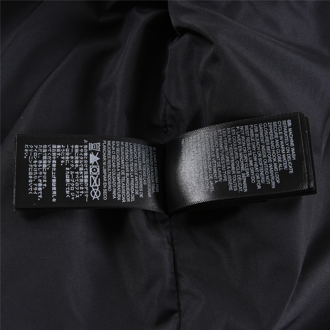 The North Face 1990 Classic Waterproof Outdoor Windbreaker Jacket - Durable & Stylish 9 i1678384374 2086 7