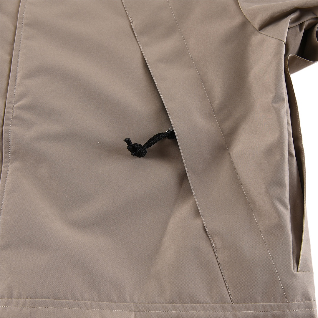The North Face 1990 Classic Waterproof Outdoor Windbreaker Jacket - Durable & Stylish 5 i1678384374 9430 3