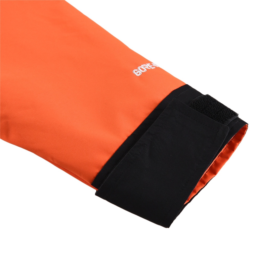 💰245【暴力橙】
THE NORTH FACE/北面 1990经典款户外防水冲锋衣
登山夹克#代购级为了还原Z💰的一切质感今年团队历经数月最终出货。所有辅料还原Z💰,面料做工升级。
✅防水为国际ISO标准90(ISO4)级别达到荷叶水珠滚动效果
✅高透层压织物Gore-tex仿水透气薄膜,手感更佳舒适。
✅刺绣采用原版一致进口田岛刺绣机还原Z💰。田岛刺绣工整立体,饱满度立体感以及每个字母的神韵特点,一笔一划工工整整立体效果强烈
✅全衣原厂YKK拉链,可承受10万次拉力磨损,原厂魔术贴。开模定制五金配件,字体清晰立体
✅冲锋衣代表作品1990年MJ是TNF的传统最爱。这款时尚夹克采用GT设计,为您的所有都市冒险而重新构想,提供无与伦比的防水和防风保护。
✅GT配有塔夫绸和拉绒经编衬里相当保暖。
✅另外可与1996羽绒服组合搭配保暖效果超级无敌‼️
Size:XS-2XL