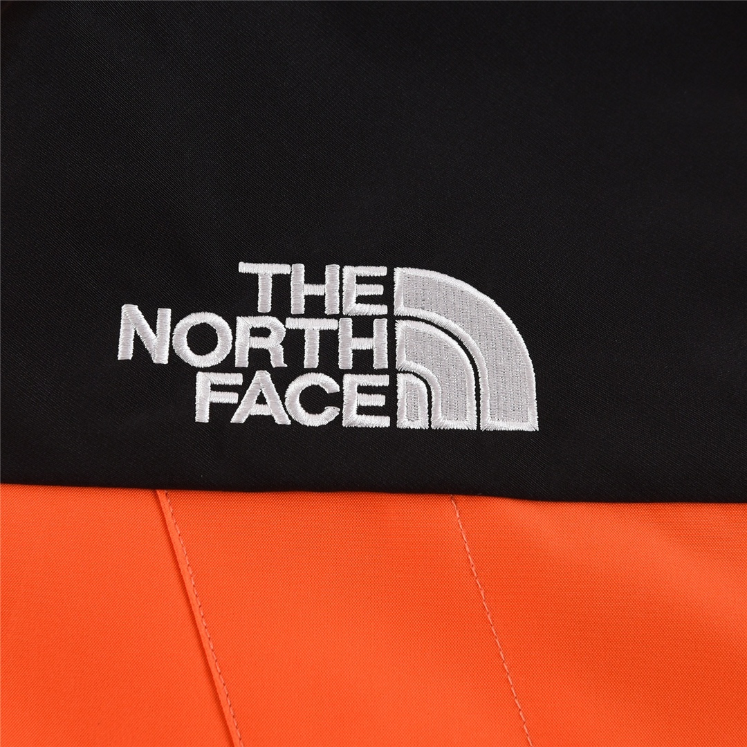 💰245【暴力橙】
THE NORTH FACE/北面 1990经典款户外防水冲锋衣
登山夹克#代购级为了还原Z💰的一切质感今年团队历经数月最终出货。所有辅料还原Z💰,面料做工升级。
✅防水为国际ISO标准90(ISO4)级别达到荷叶水珠滚动效果
✅高透层压织物Gore-tex仿水透气薄膜,手感更佳舒适。
✅刺绣采用原版一致进口田岛刺绣机还原Z💰。田岛刺绣工整立体,饱满度立体感以及每个字母的神韵特点,一笔一划工工整整立体效果强烈
✅全衣原厂YKK拉链,可承受10万次拉力磨损,原厂魔术贴。开模定制五金配件,字体清晰立体
✅冲锋衣代表作品1990年MJ是TNF的传统最爱。这款时尚夹克采用GT设计,为您的所有都市冒险而重新构想,提供无与伦比的防水和防风保护。
✅GT配有塔夫绸和拉绒经编衬里相当保暖。
✅另外可与1996羽绒服组合搭配保暖效果超级无敌‼️
Size:XS-2XL